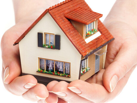 eckenheim-immobilienmakler-dornbusch-immobilien-modellhaus-hand