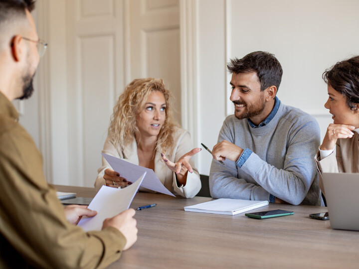 immobilienberatung-gespraech-sachverstaendiger-kunden-tisch