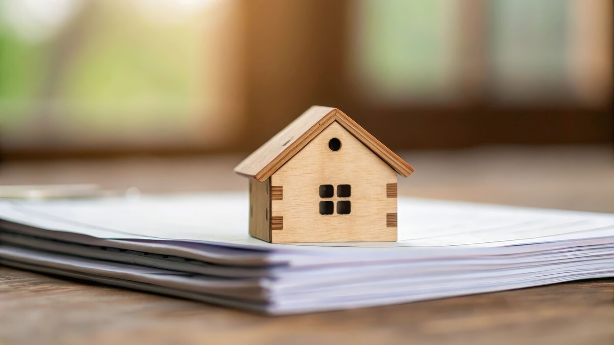 Miniaturhaus auf Dokument