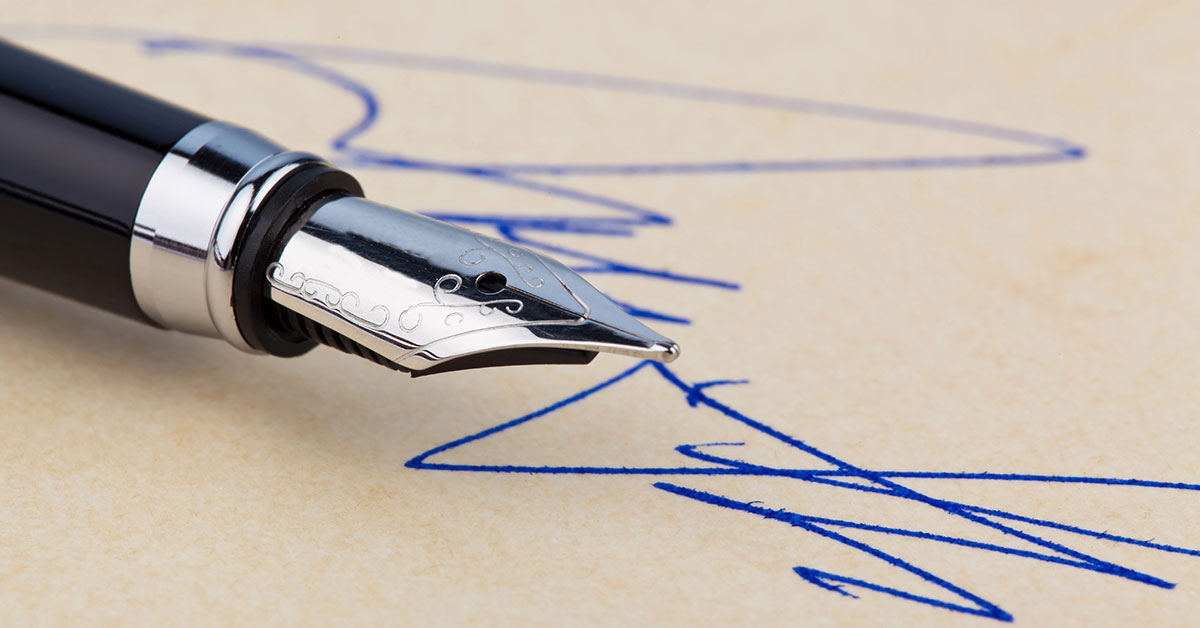 Füllfederhalter auf unterschriebenem Papier