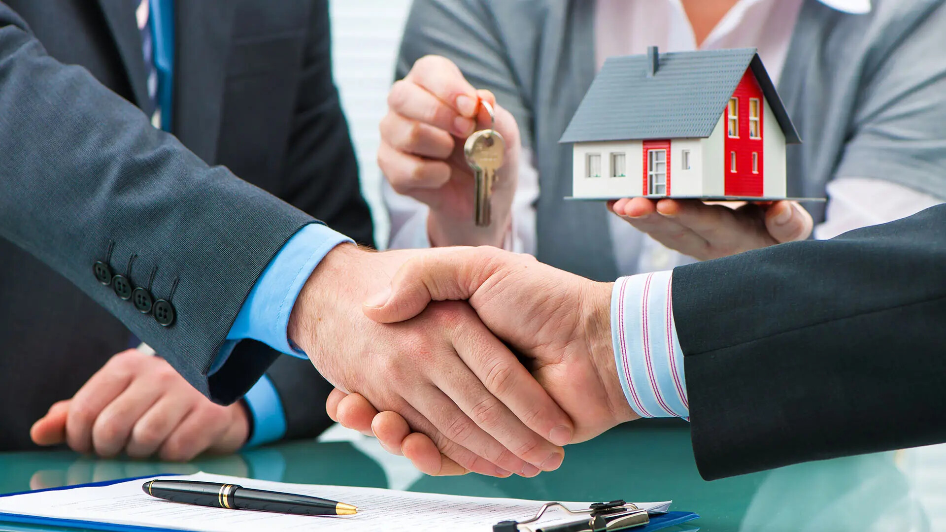 Händedruck mit Kunden nach Vertragsabschluss