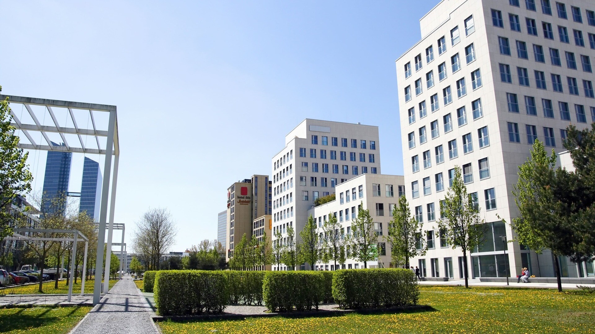 Blick auf Wohn- und Geschäftshäuser in München