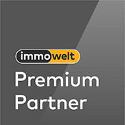 Immowelt Premium Partner Plakette: grau, weiße fette Schrift.