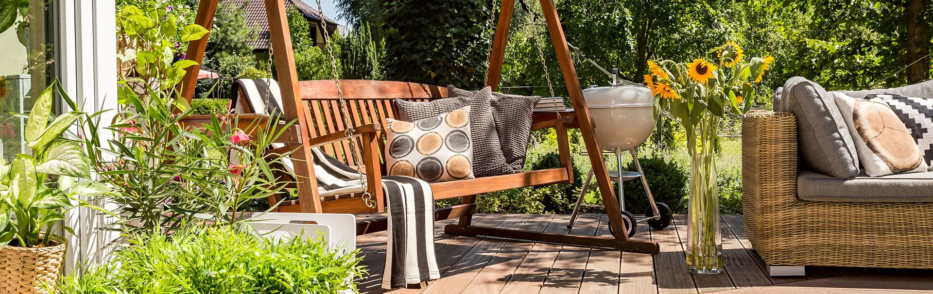 Terrasse mit Pflanzen und einer Schaukel