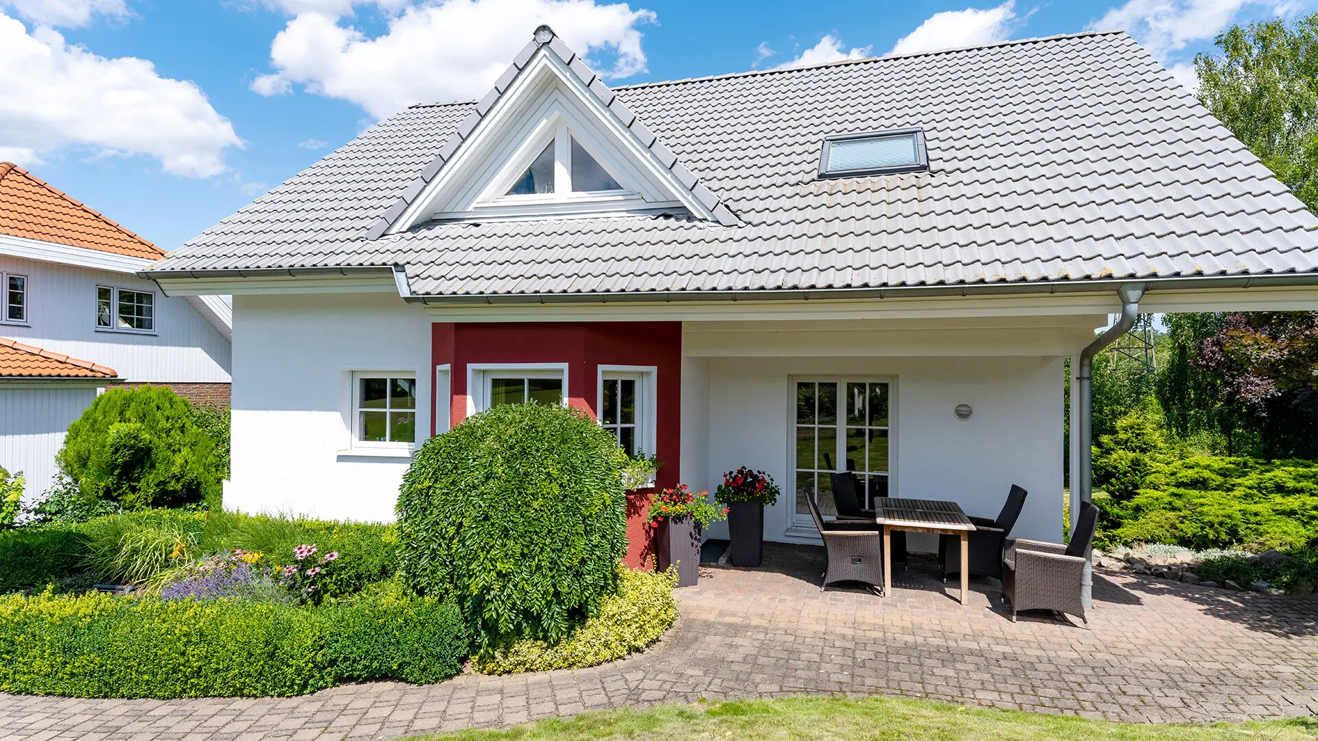 Weißes Einfamilienhaus