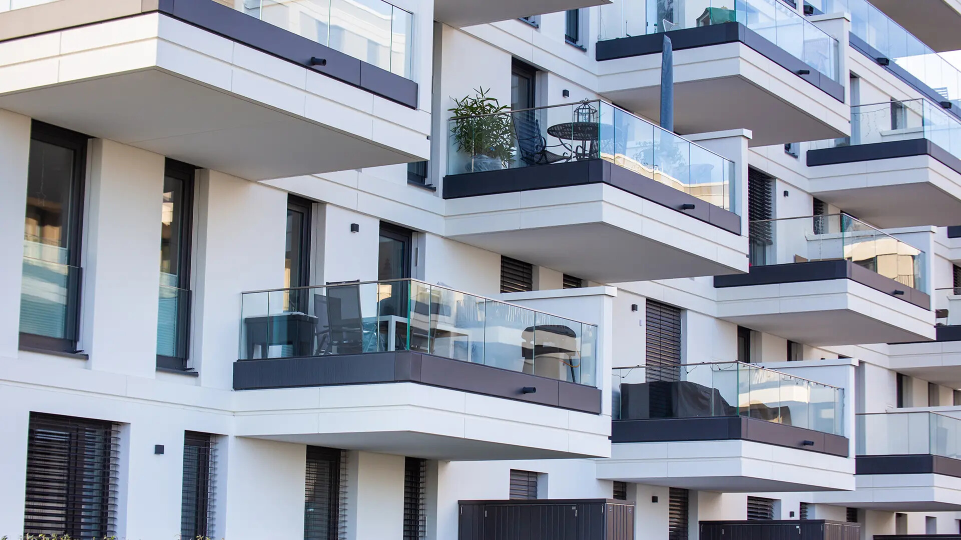 Modernes Wohngebäude mit Balkonen