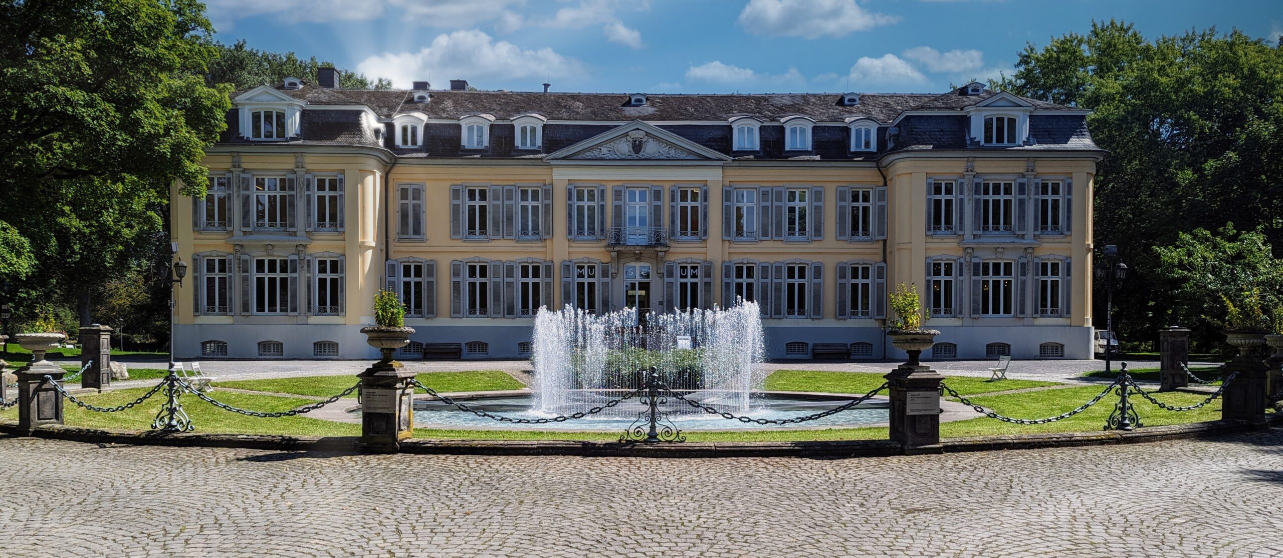 Schloss mit Brunnen