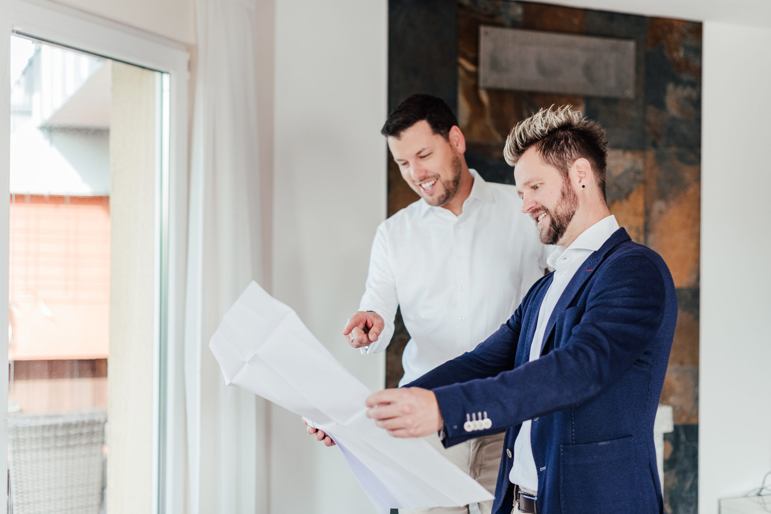 Mitarbeiter gucken auf Unterlagen