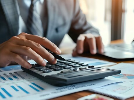 Finanzberater am Taschenrechner