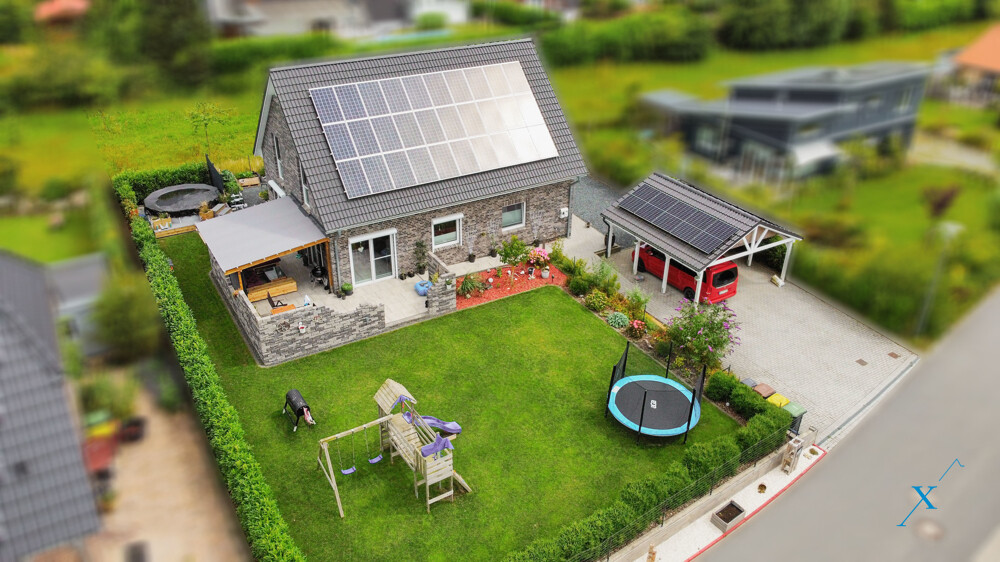 Luftaufnahme von Einfamilienhaus mit Garten