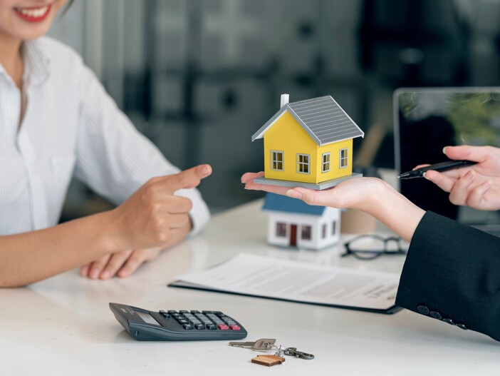 Immobilienmakler arbeitet mit einem Kunden zusammen
