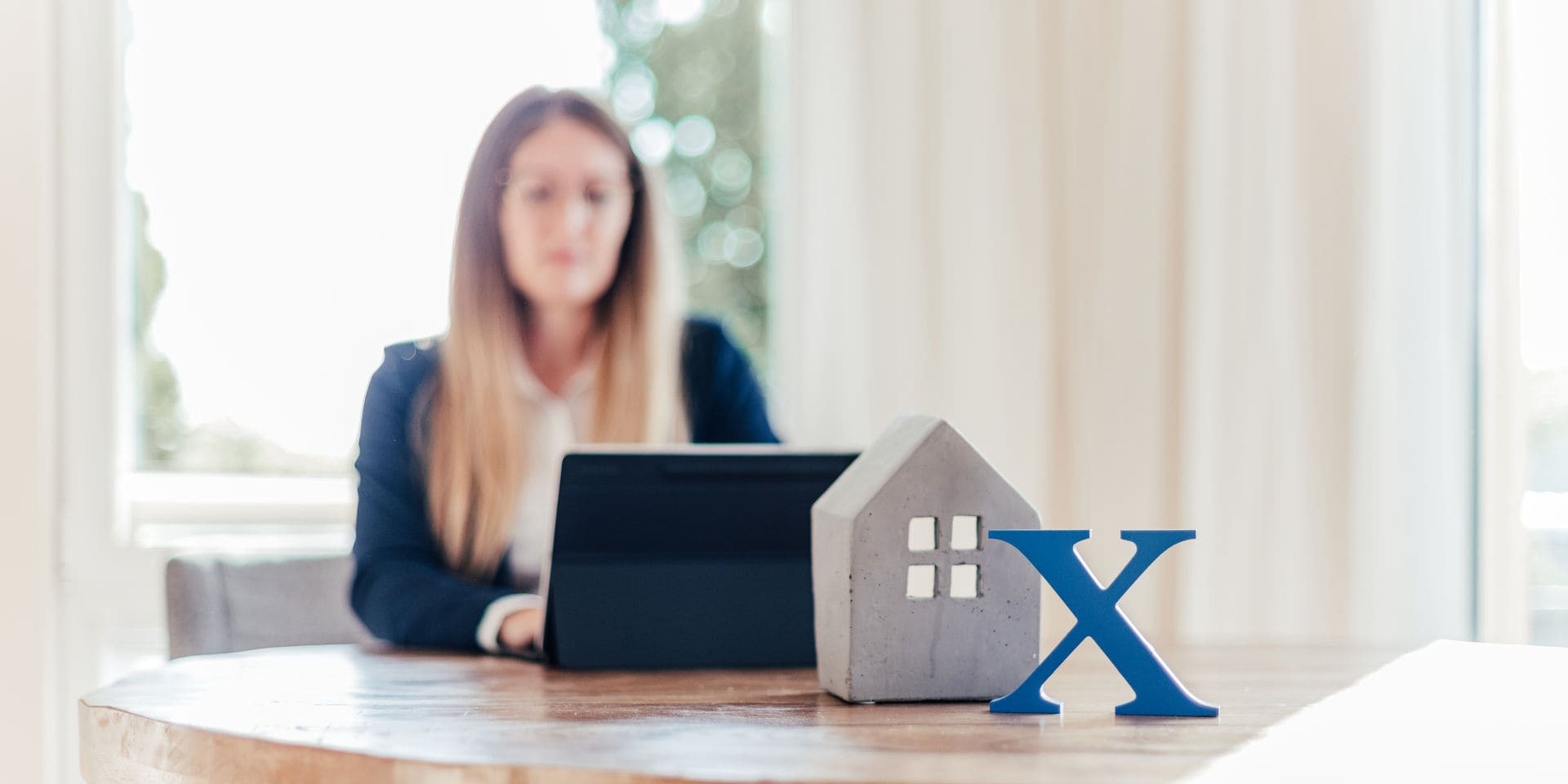 Mitarbeiter am PC hinter Logo