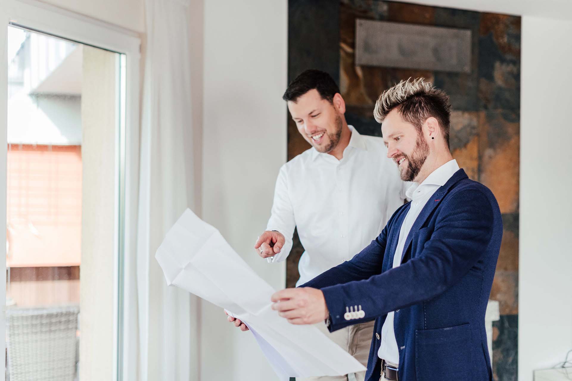 Team guckt auf Grundriss