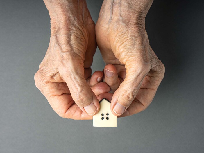 Senior hält Hausmodell