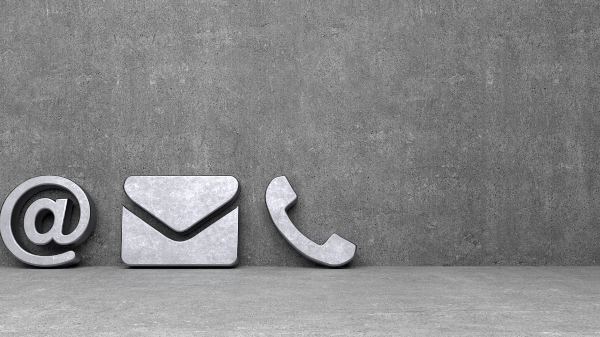 Metallische E-Mail-, Brief- und Telefonsymbole auf Grau.
