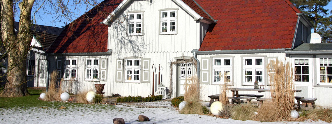 Weißes Haus mit rotem Dach