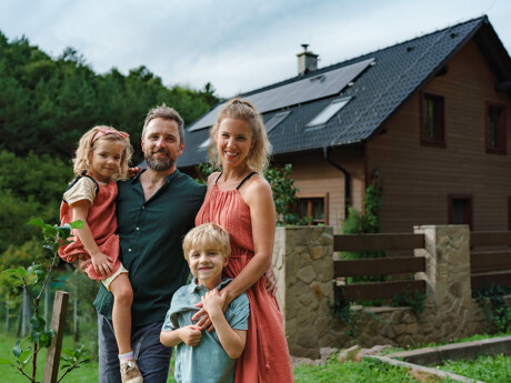 Familie vor Haus