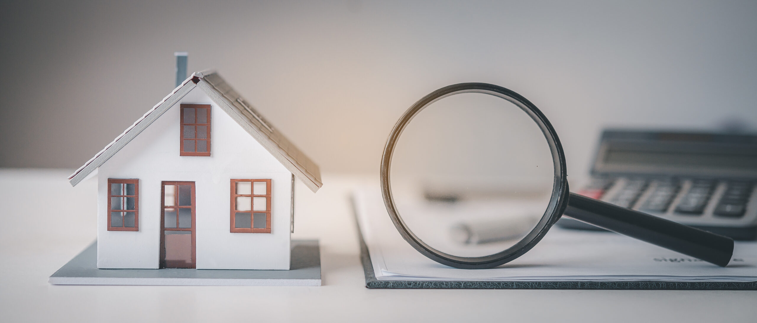 Modellhaus mit Lupe