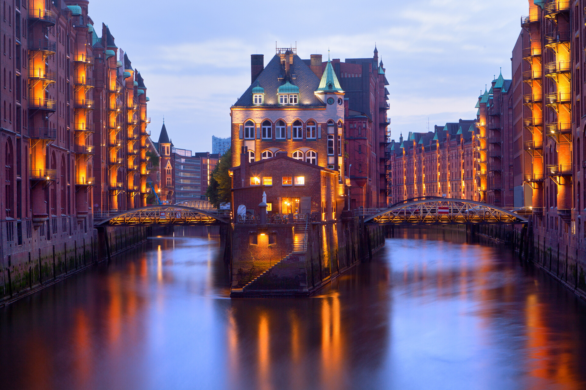 Speicherstadt in Hamburg bei Abenddämmerung
