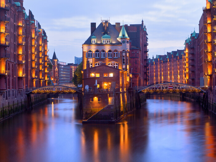 Speicherstadt in Hamburg bei Abenddämmerung