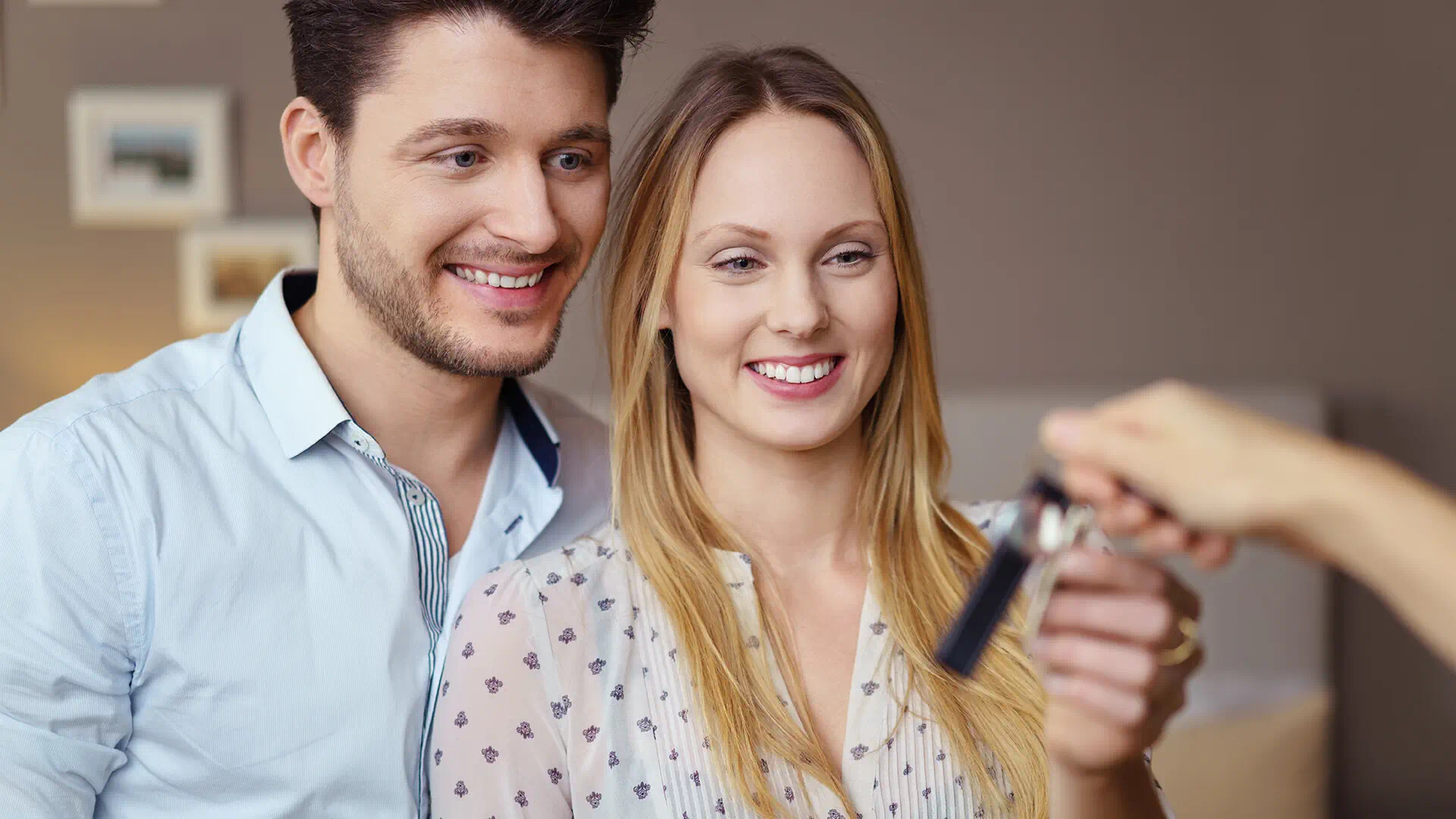 Paar erhält Schlüssel fürs neue Zuhause