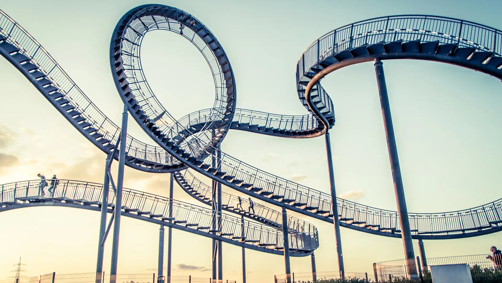 Kurvenreicher Weg wie eine Achterbahn bei Sonnenuntergang.