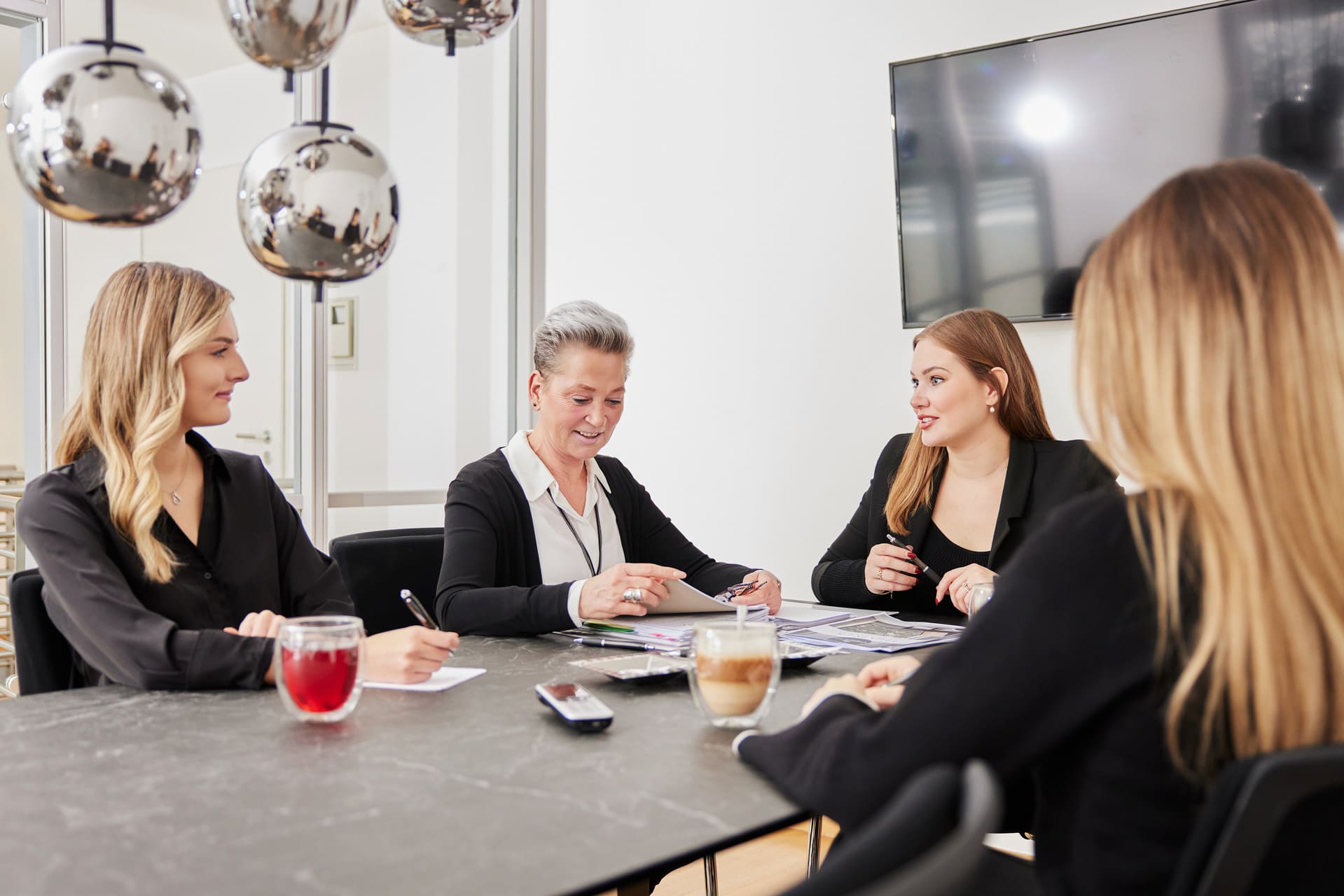 Maklerinnen bei Gerbracht Immobilien besprechen sich