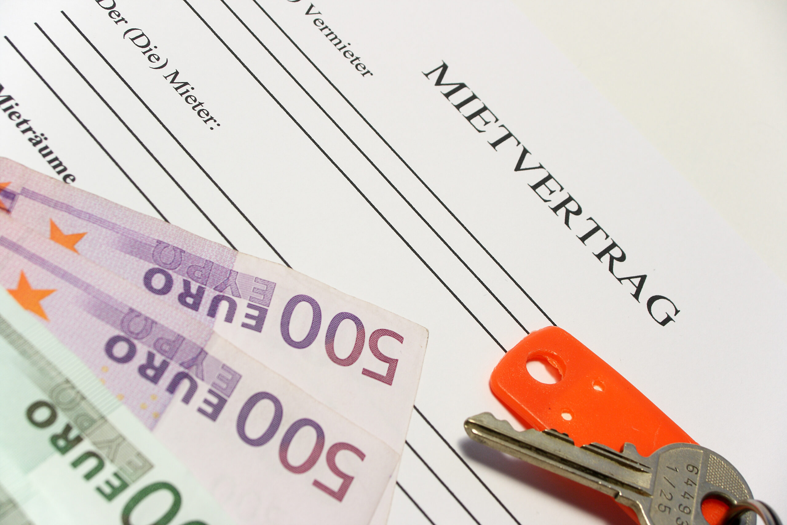500-Euro-Scheine und zwei Schlüssel auf deutschem Mietvertrag.