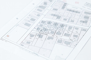 Nahaufnahme eines Plans mit beschrifteten Parzellen und Gebäuden.