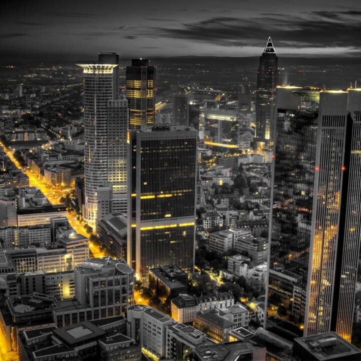 Luftbild der Frankfurter Skyline bei Nacht