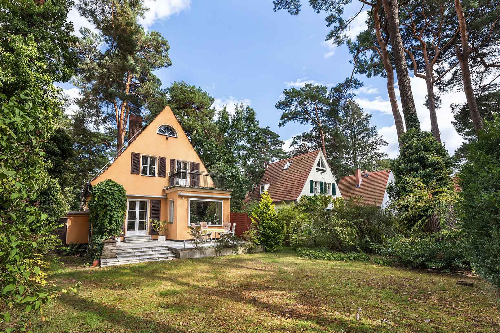 Einfamilienhaus mit großem Garten als Symbol für Eigentümerservices