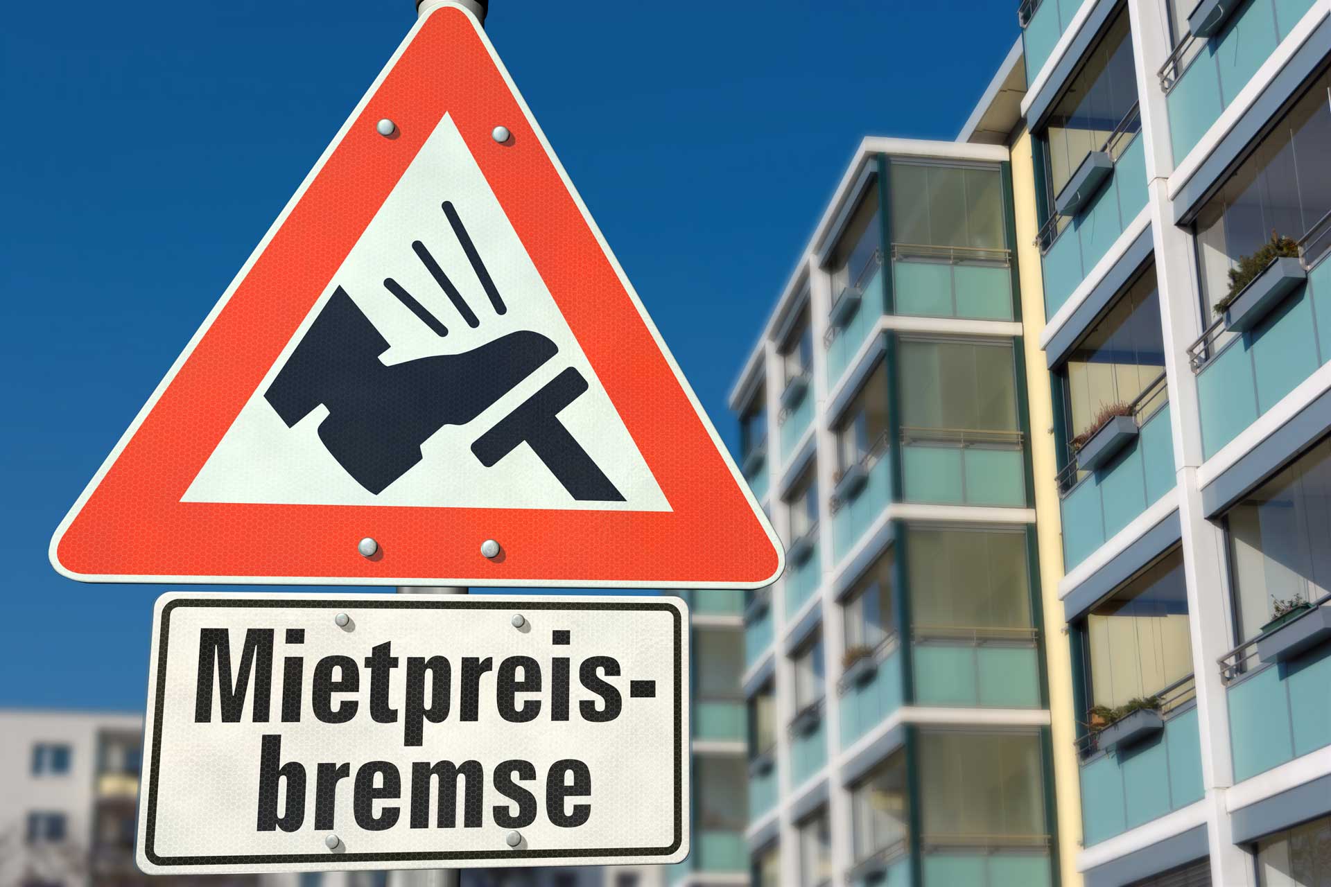 Straßenschild mit Aufschrift Mietpreisbremse