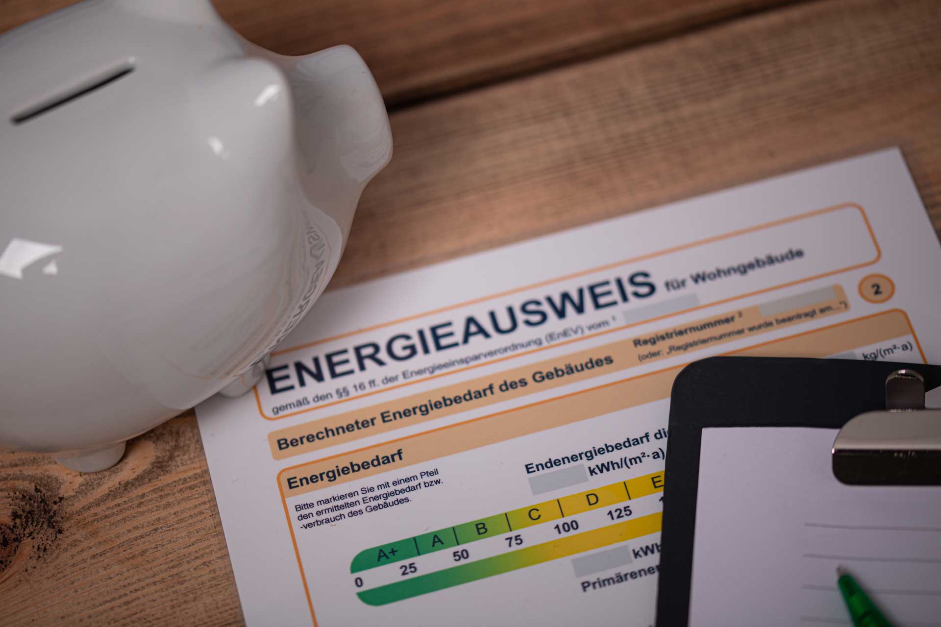 Energieausweis neben Sparschwein