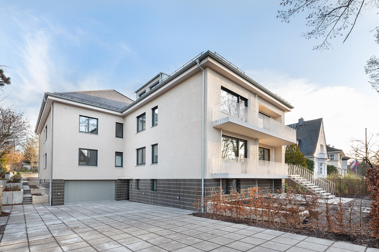 Außenansicht einer Mehrfamilienvilla in Dahlem mit großzügiger Einfahrt