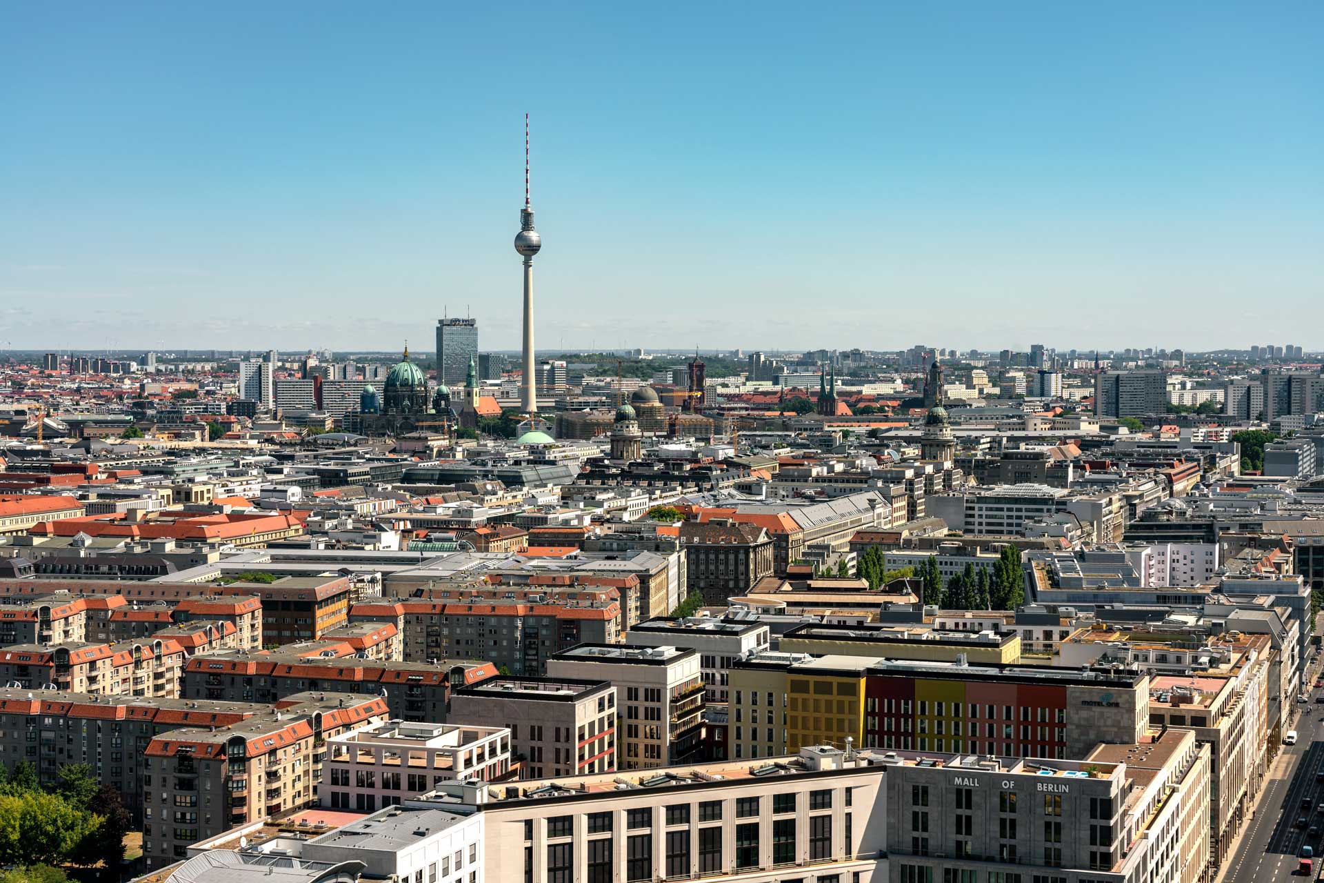 Blick über Berlin mit Fokus auf den Fernsehturm, Symbol für Immobilienpreise