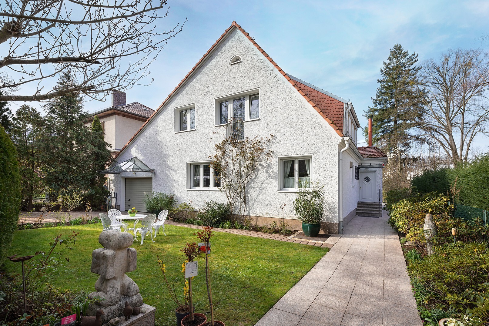 Einfamilienhaus mit Vorgarten