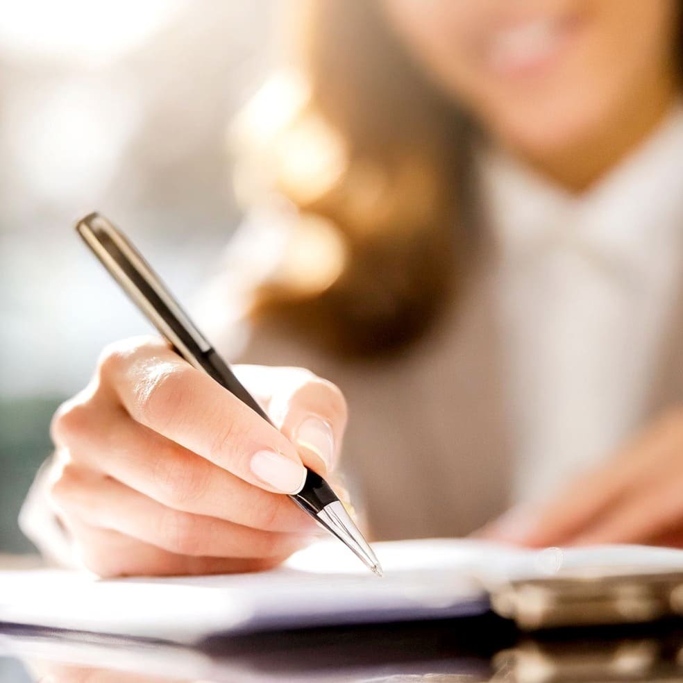 Eine Frau unterschreibt etwas