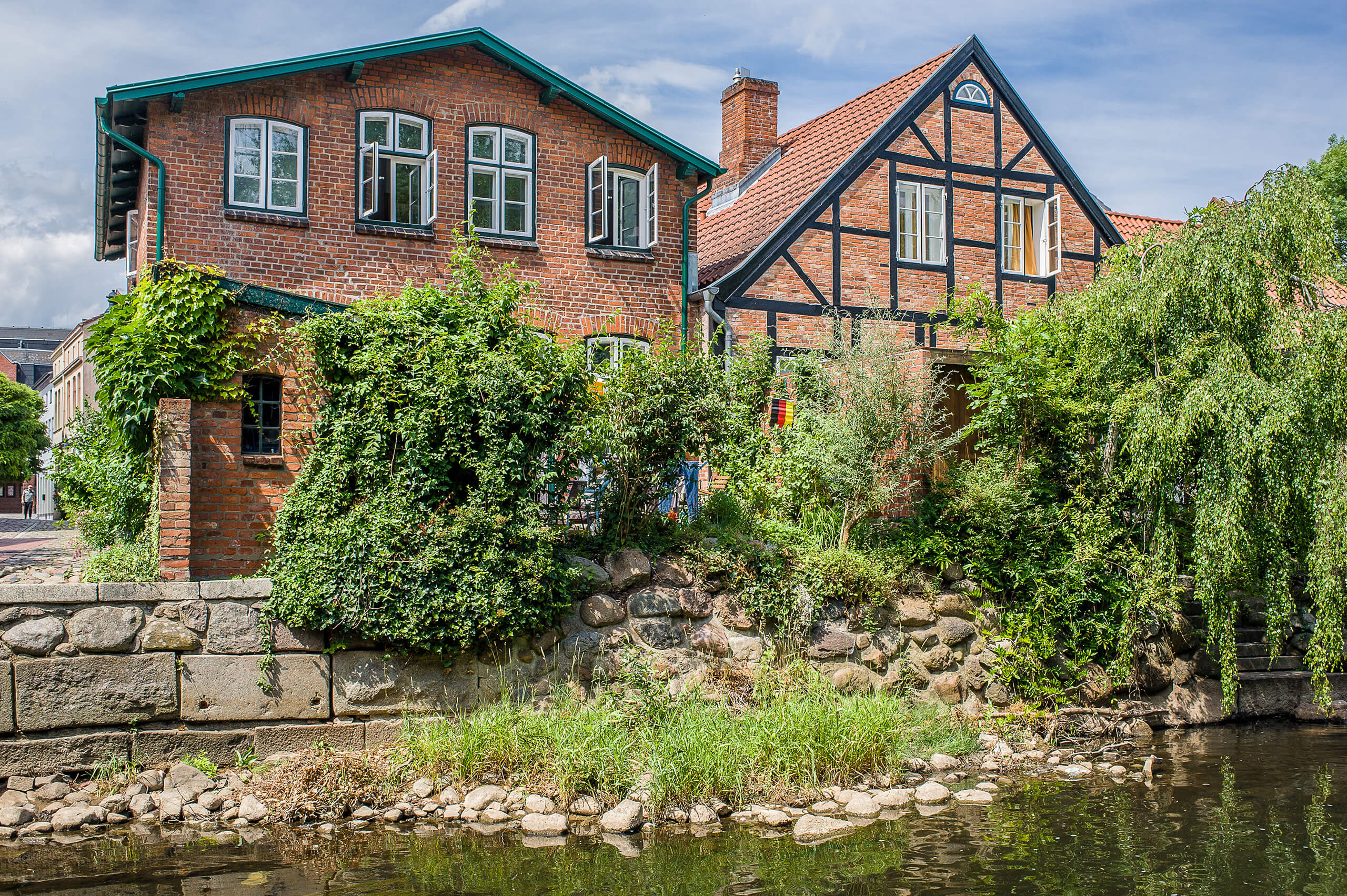 Rotes Klinkerhaus am Fluss in Bad Oldesloe