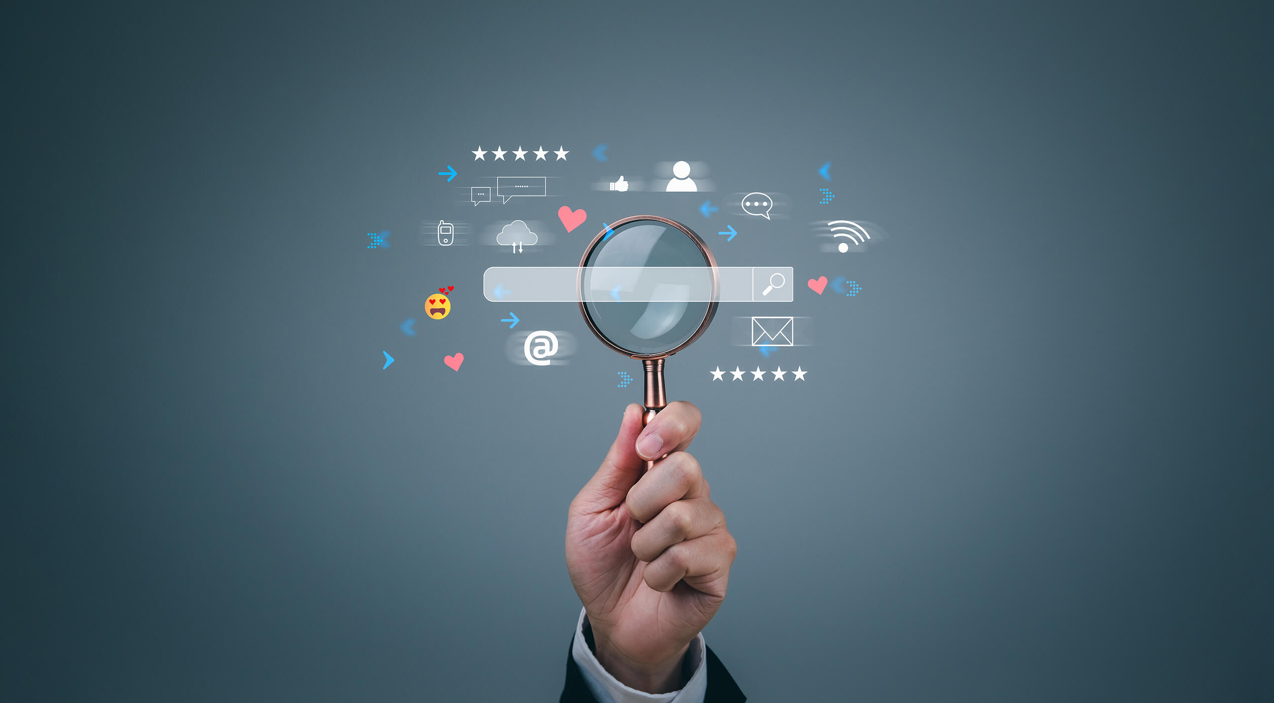 Hand mit Lupe über digitaler Suchleiste, Fokus auf die Immobiliensuche