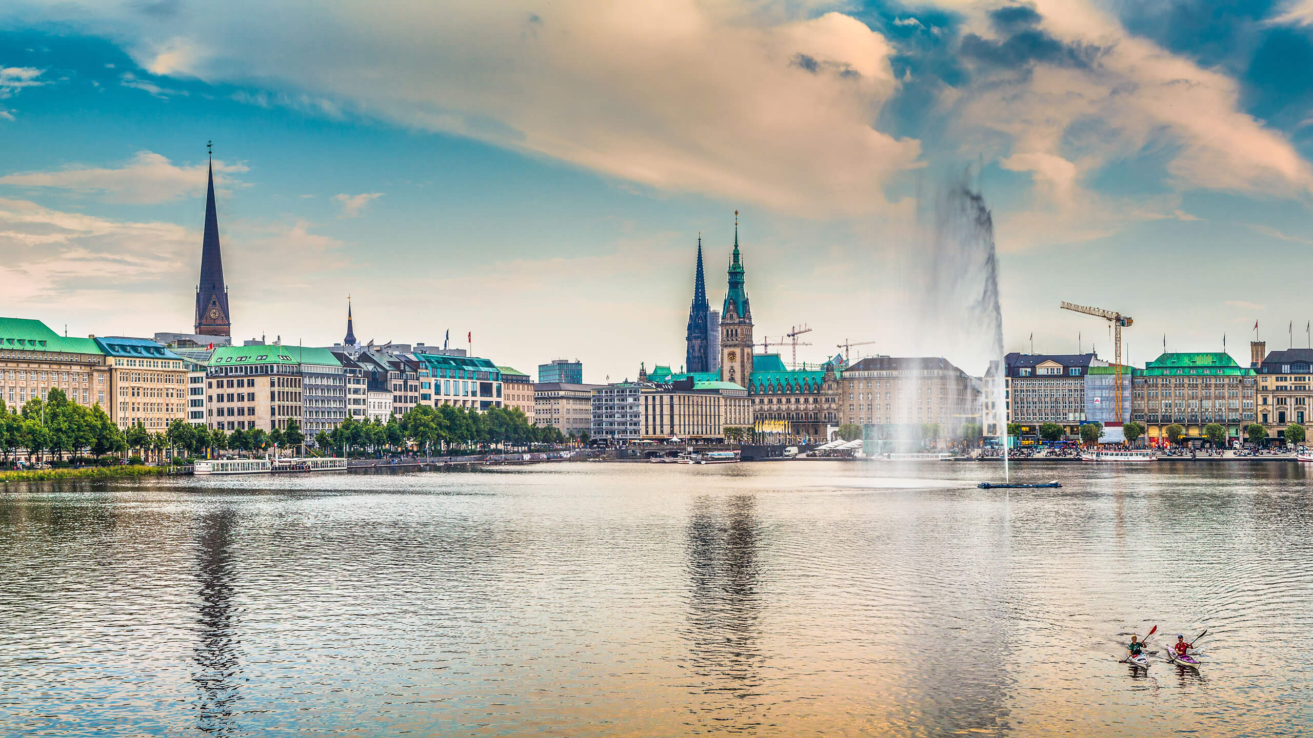 Hamburger Skyline mit historischen Gebäuden und großem Brunnen.