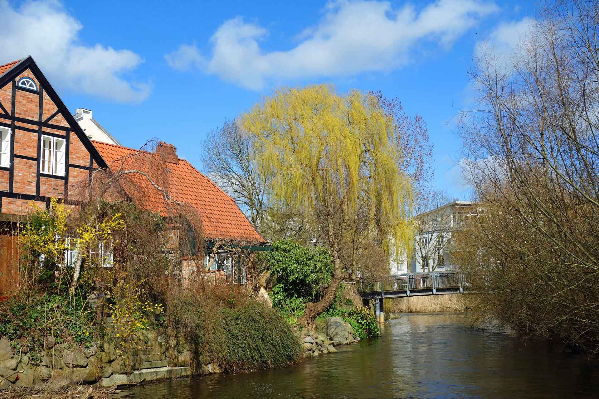 Haus am Fluss in Bad Oldesloe als Symbol für die Immobilienpreise