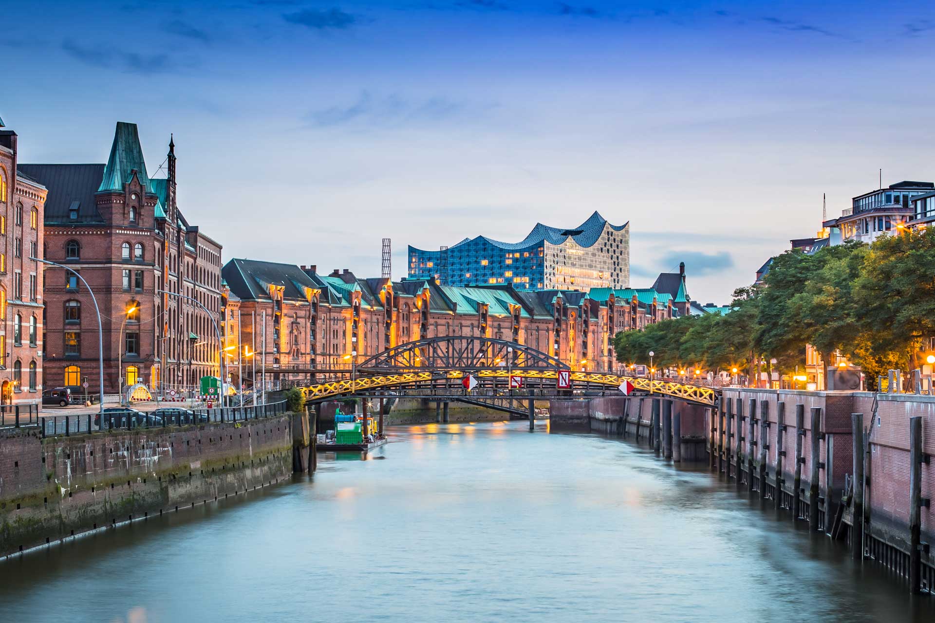 Kanal in Hamburg mit Brücken und Backsteinbauten, Symbol für Immobilienpreise