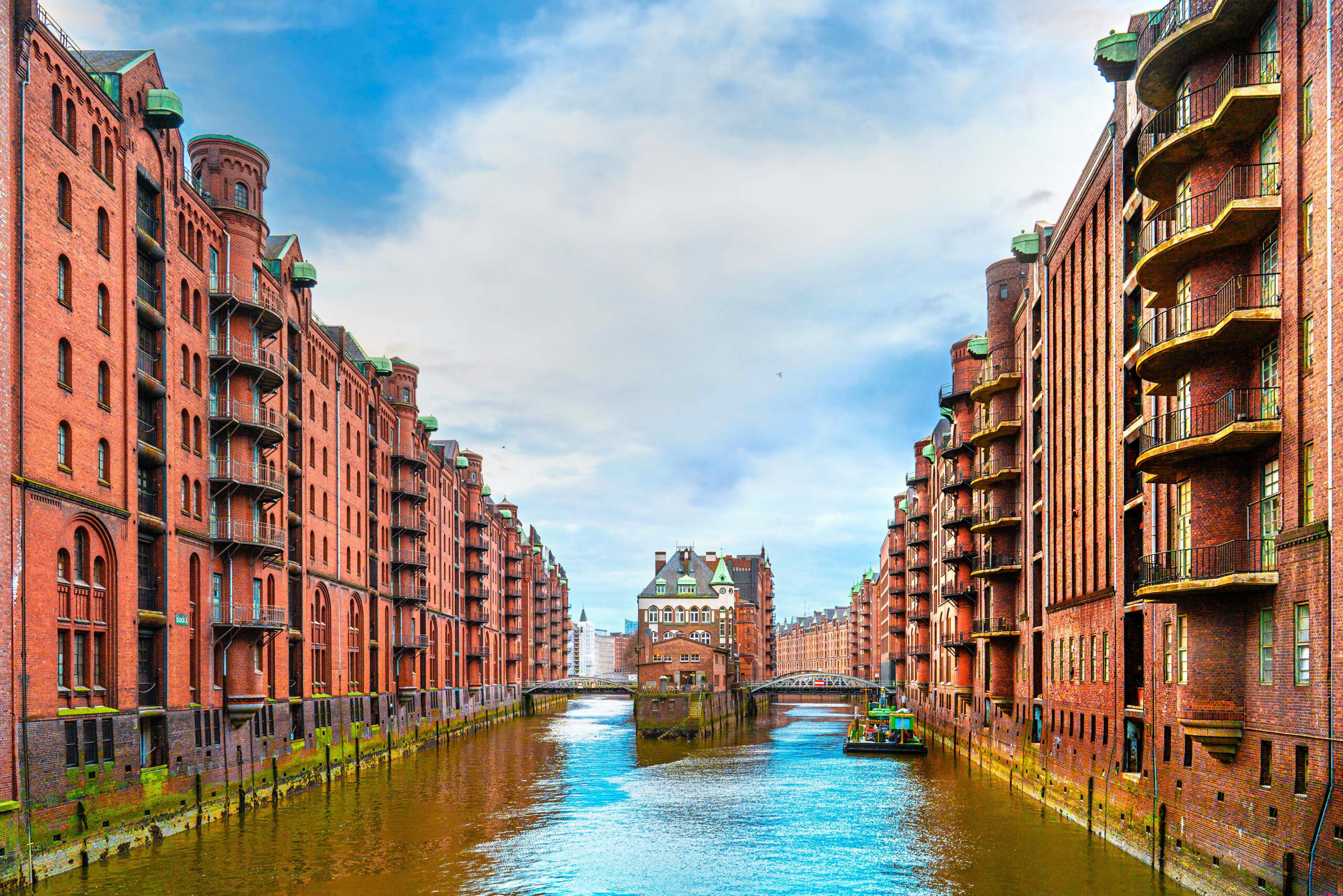 Rotes Backsteingebäude am Kanal in Hamburgs Speicherstadt.