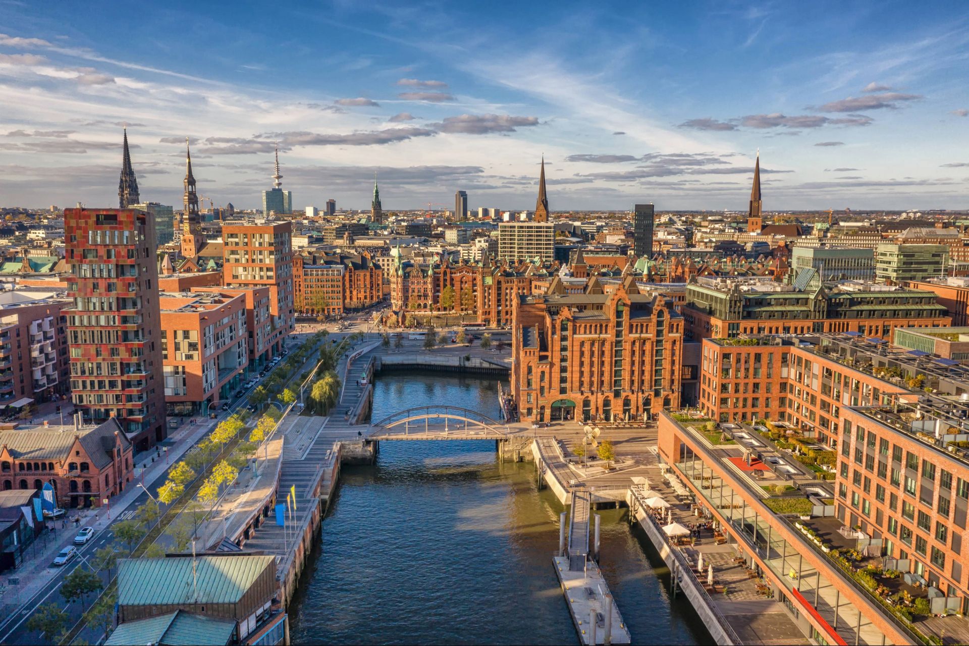 Speicherstadt Hamburg mit roten Backsteingebäuden und Kanälen.