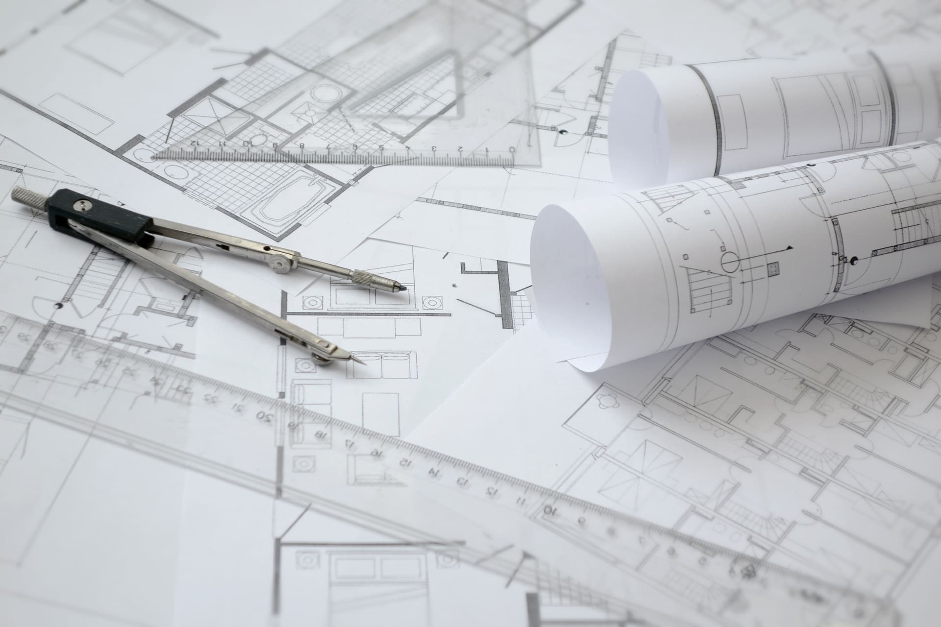 Baupläne und Architekturskizzen für Planung und Entwurf von Gebäuden.