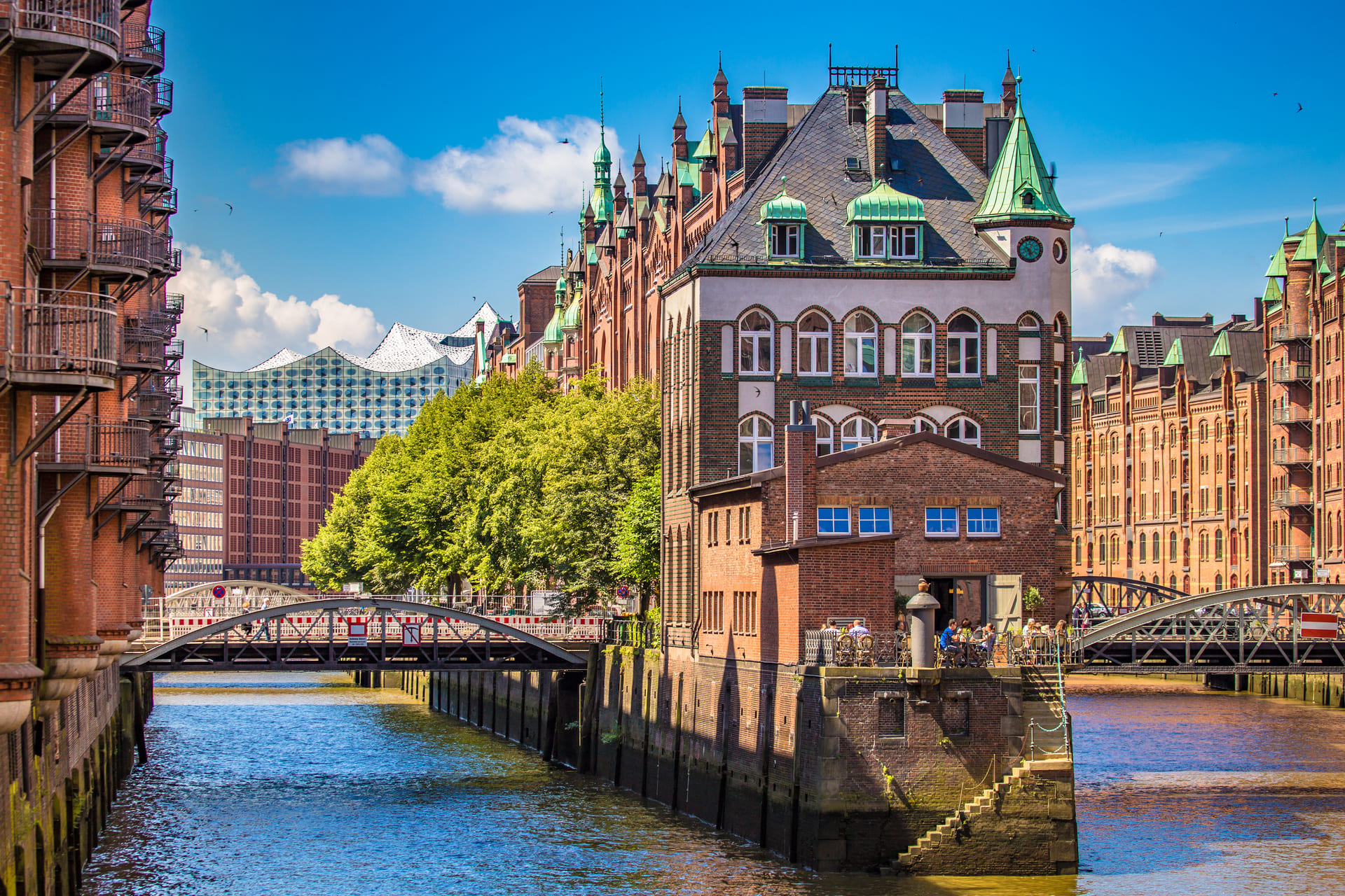 Wasserschloss in der Speicherstadt mit Elbphilharmonie im Hintergrund in Hamburg.