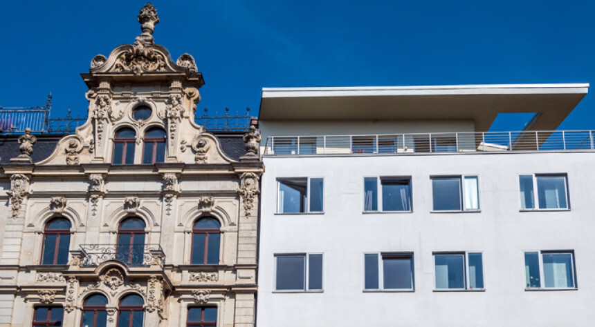 Ältere Immobilie neben Neubau