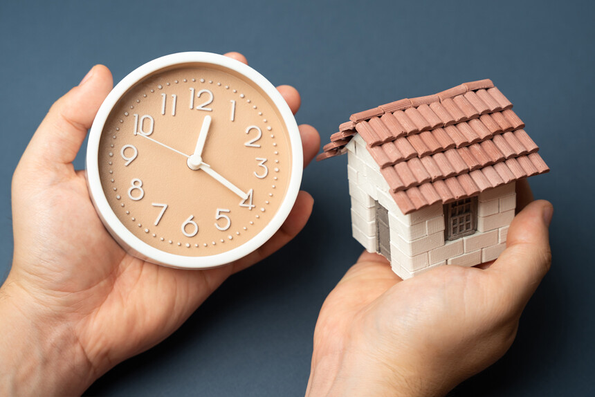 Uhr und Eigenheim – Symbol für den perfekten Zeitpunkt zum Immobilienverkauf