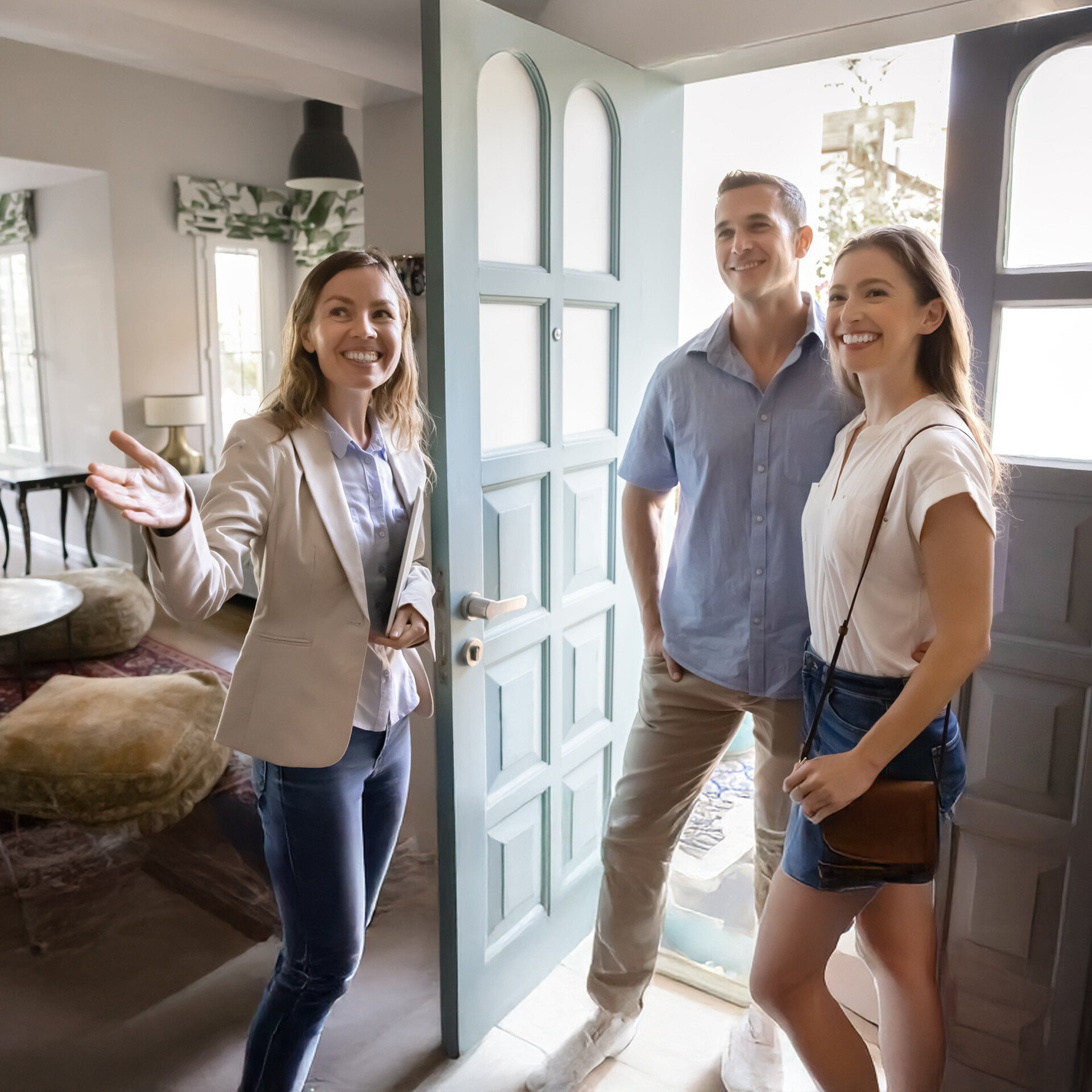 Maklerin mit Interessenten