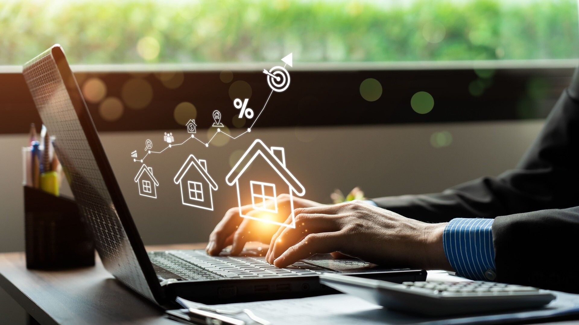 Person schreibt an Laptop